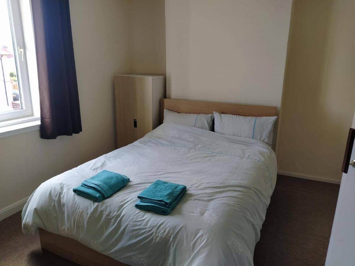 Self Catering 2 Bedroom Flat, Frequent Buses, 1-Minute Walk To Bus Stop, 20 Minutes To City Center Edimburgo Exterior foto