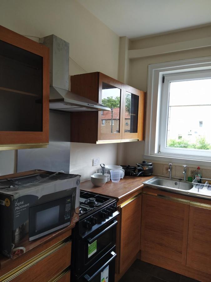 Self Catering 2 Bedroom Flat, Frequent Buses, 1-Minute Walk To Bus Stop, 20 Minutes To City Center Edimburgo Exterior foto