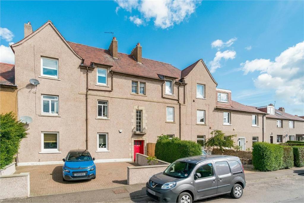 Self Catering 2 Bedroom Flat, Frequent Buses, 1-Minute Walk To Bus Stop, 20 Minutes To City Center Edimburgo Exterior foto