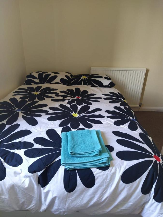 Self Catering 2 Bedroom Flat, Frequent Buses, 1-Minute Walk To Bus Stop, 20 Minutes To City Center Edimburgo Exterior foto