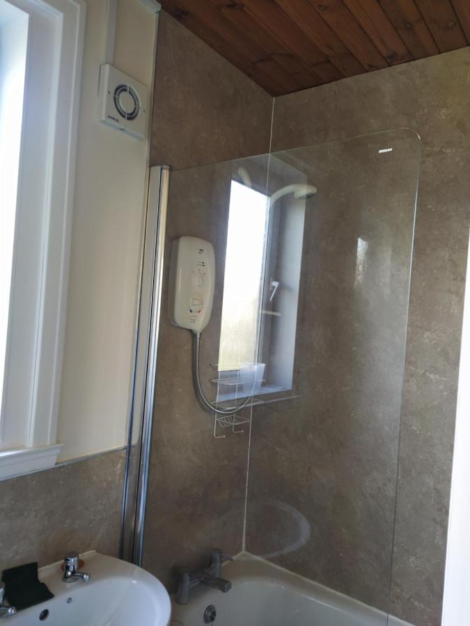 Self Catering 2 Bedroom Flat, Frequent Buses, 1-Minute Walk To Bus Stop, 20 Minutes To City Center Edimburgo Exterior foto