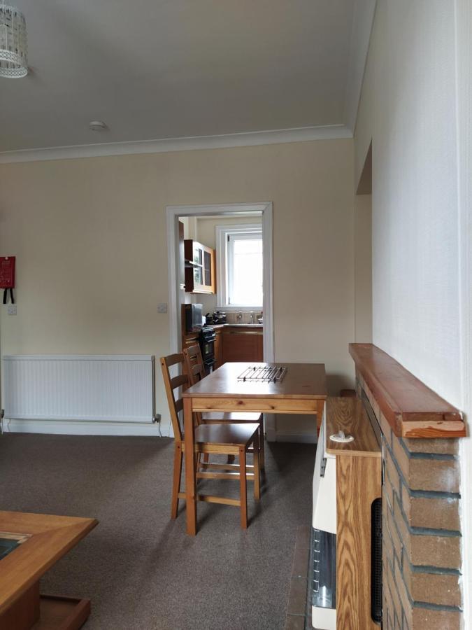 Self Catering 2 Bedroom Flat, Frequent Buses, 1-Minute Walk To Bus Stop, 20 Minutes To City Center Edimburgo Exterior foto